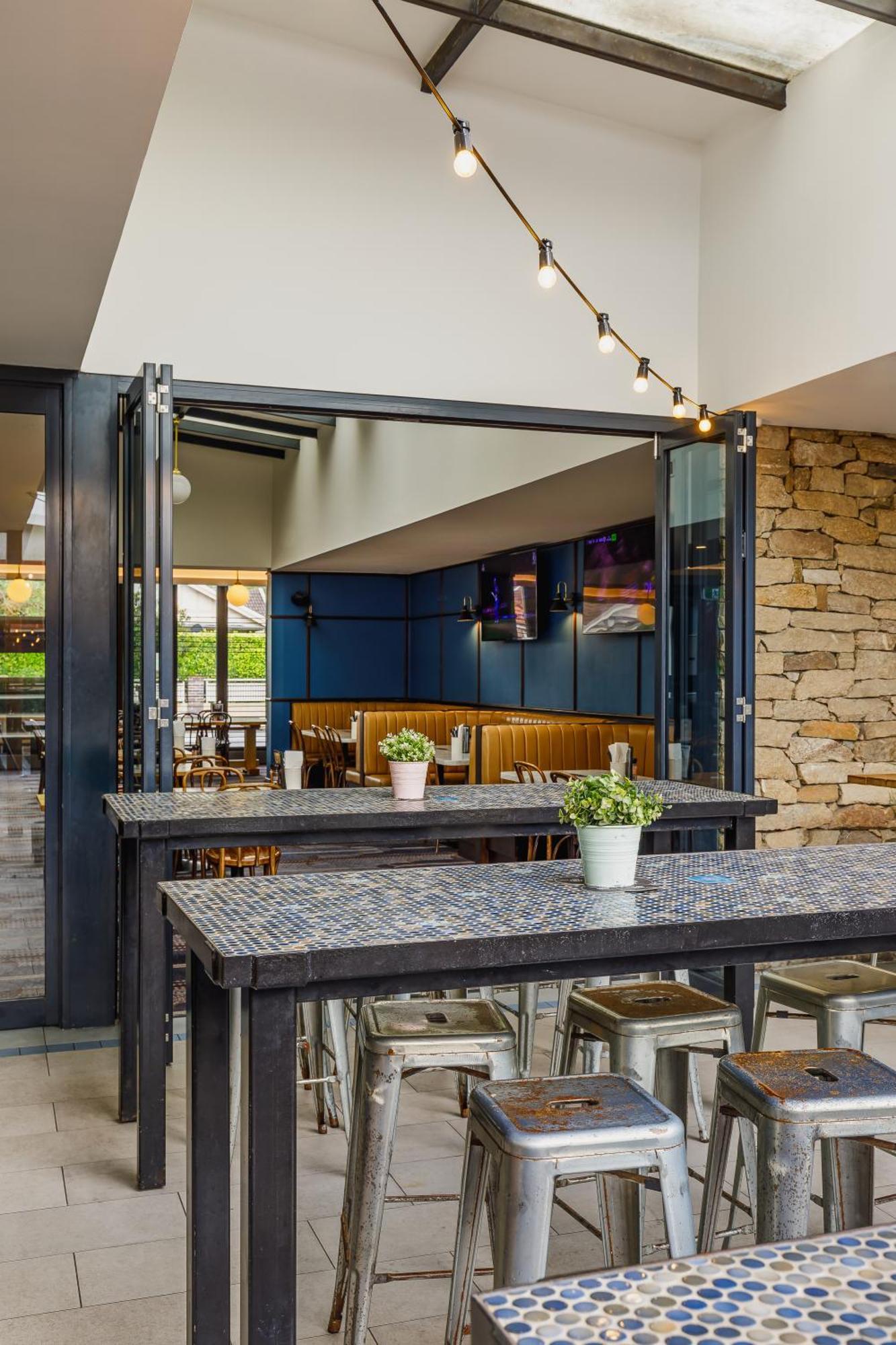The Lakes Hotel, Rosebery Hotel Sydney